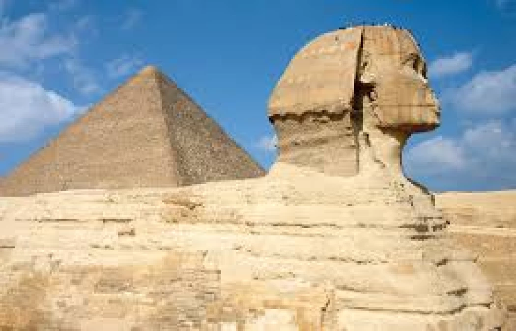 Sphinx von Gizeh und Pyramide